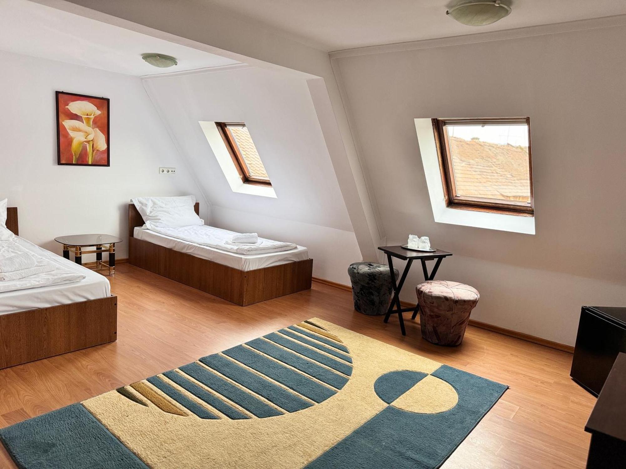 Complex Select Hotel Mediaş Екстериор снимка