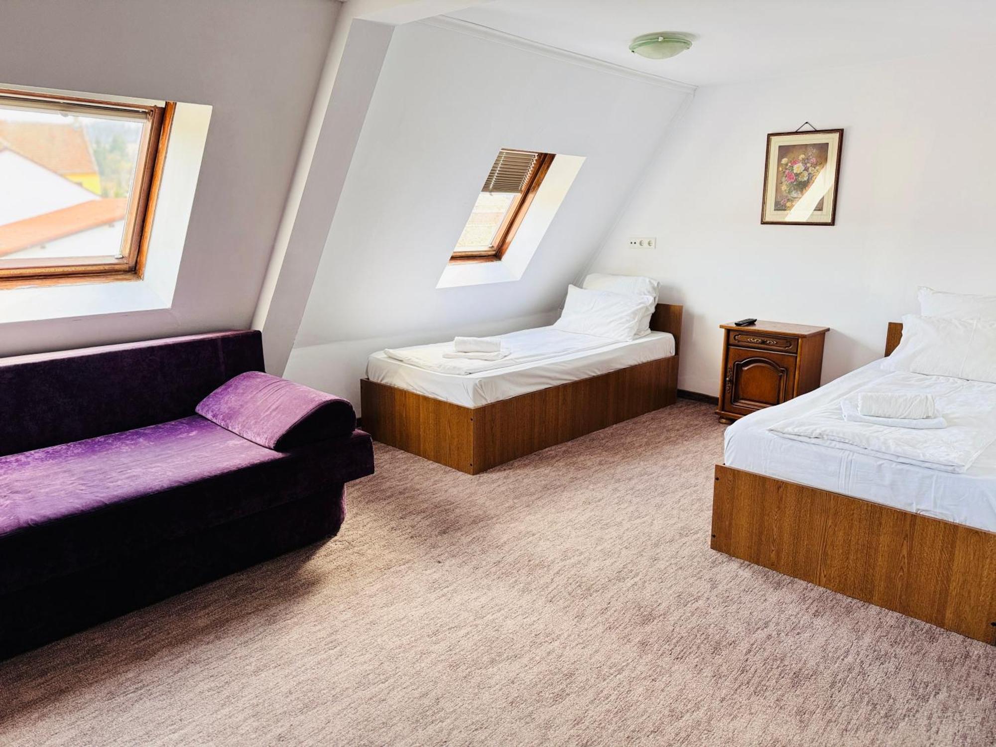 Complex Select Hotel Mediaş Екстериор снимка