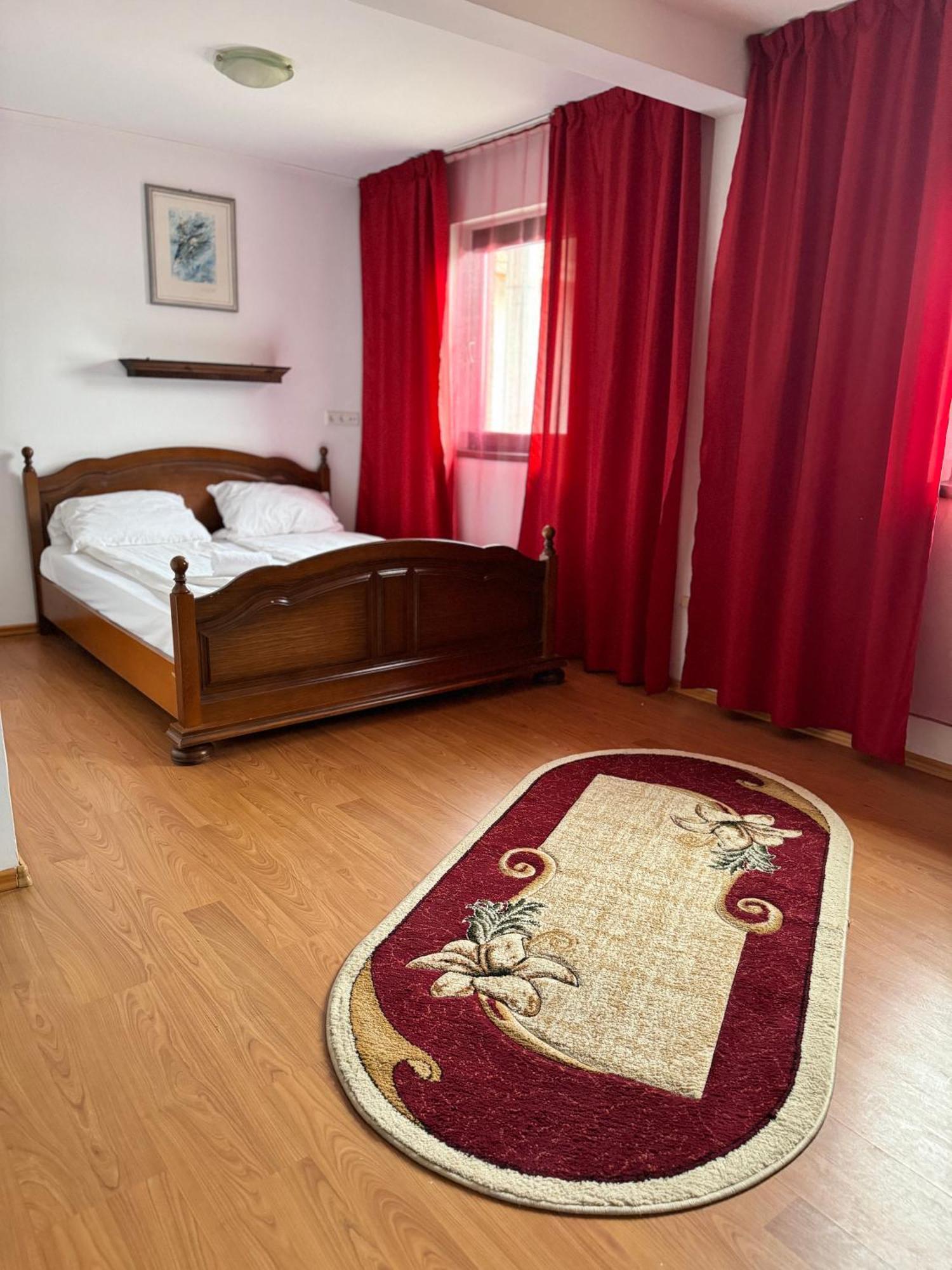 Complex Select Hotel Mediaş Екстериор снимка