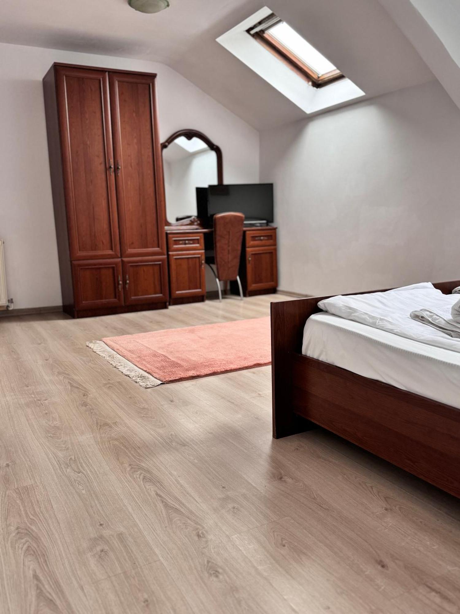 Complex Select Hotel Mediaş Екстериор снимка
