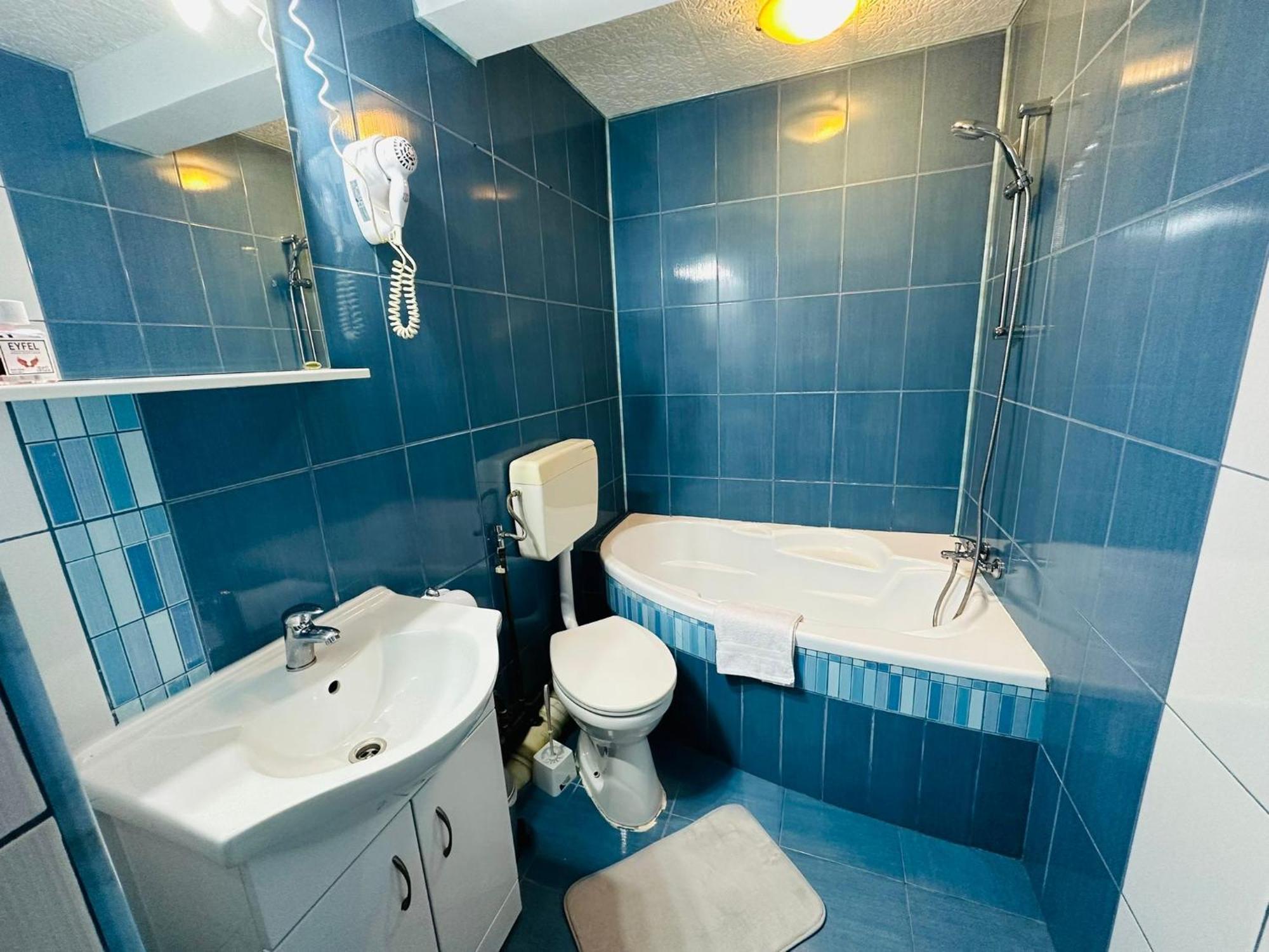 Complex Select Hotel Mediaş Екстериор снимка