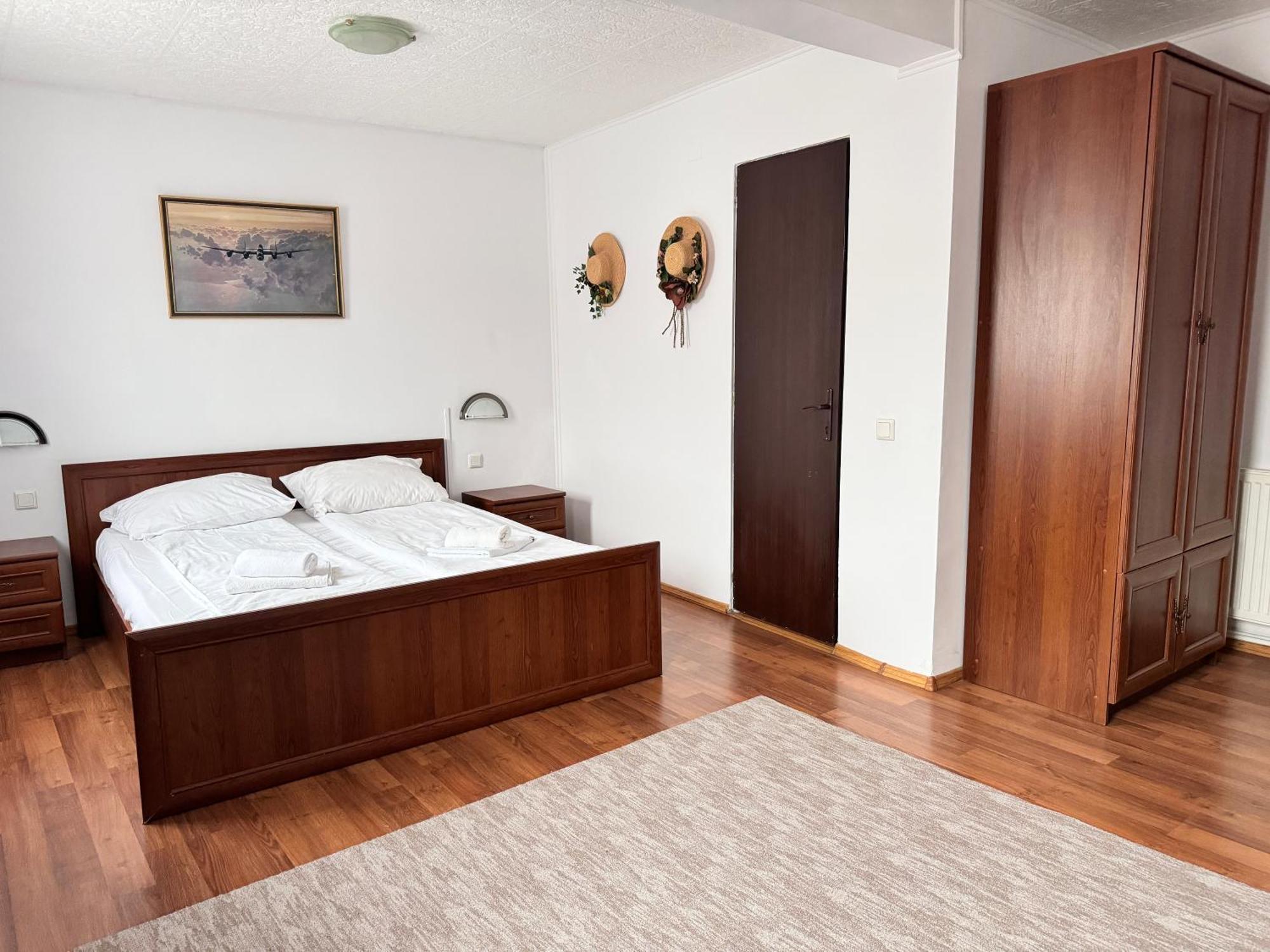 Complex Select Hotel Mediaş Екстериор снимка