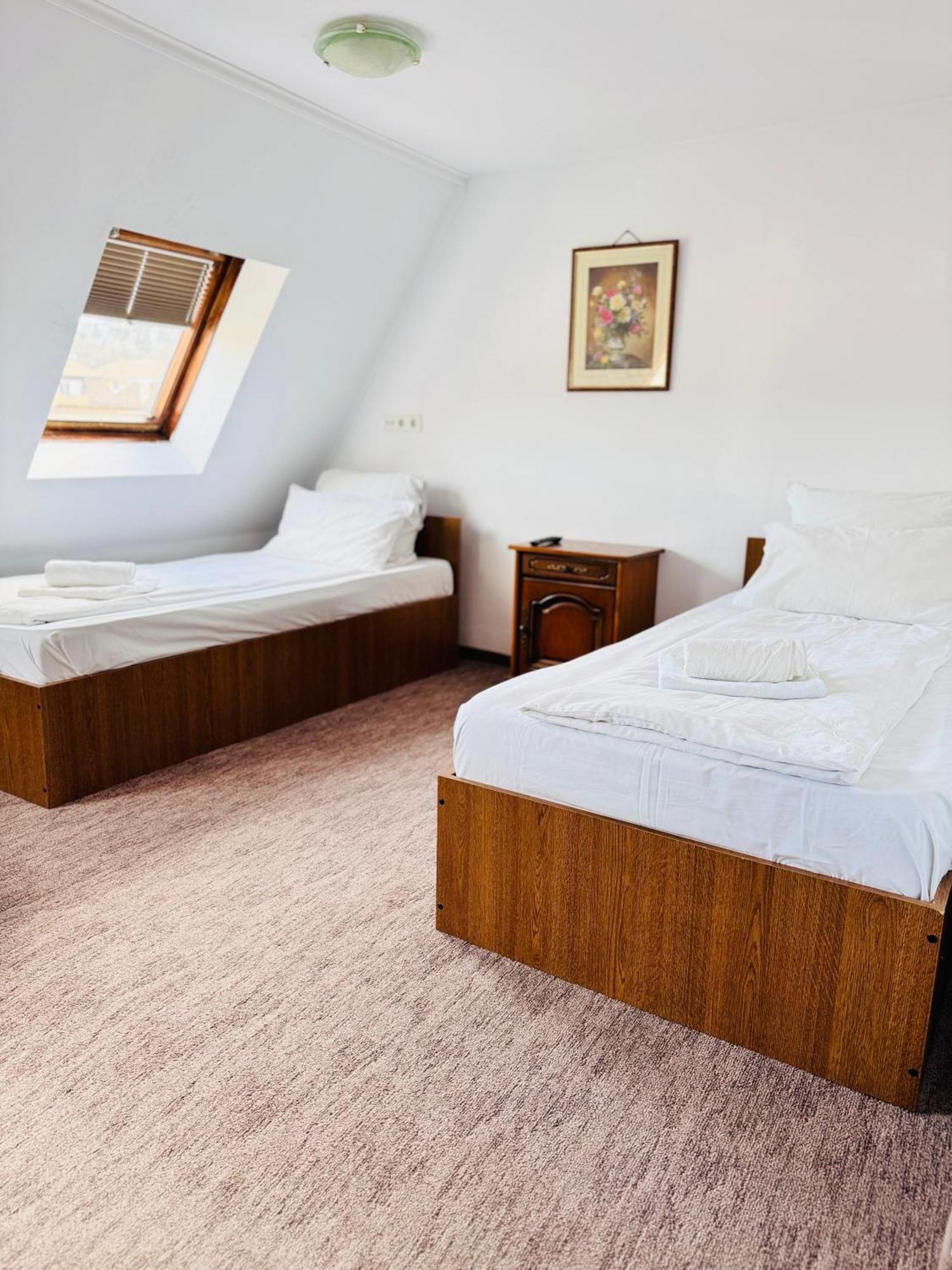 Complex Select Hotel Mediaş Екстериор снимка